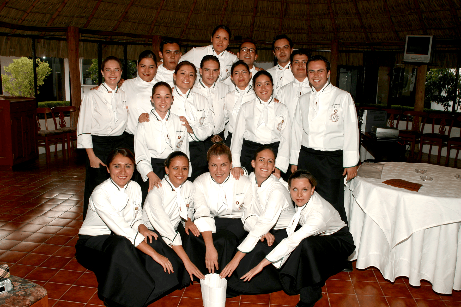 Estudiantes en un entorno de restaurante escuela